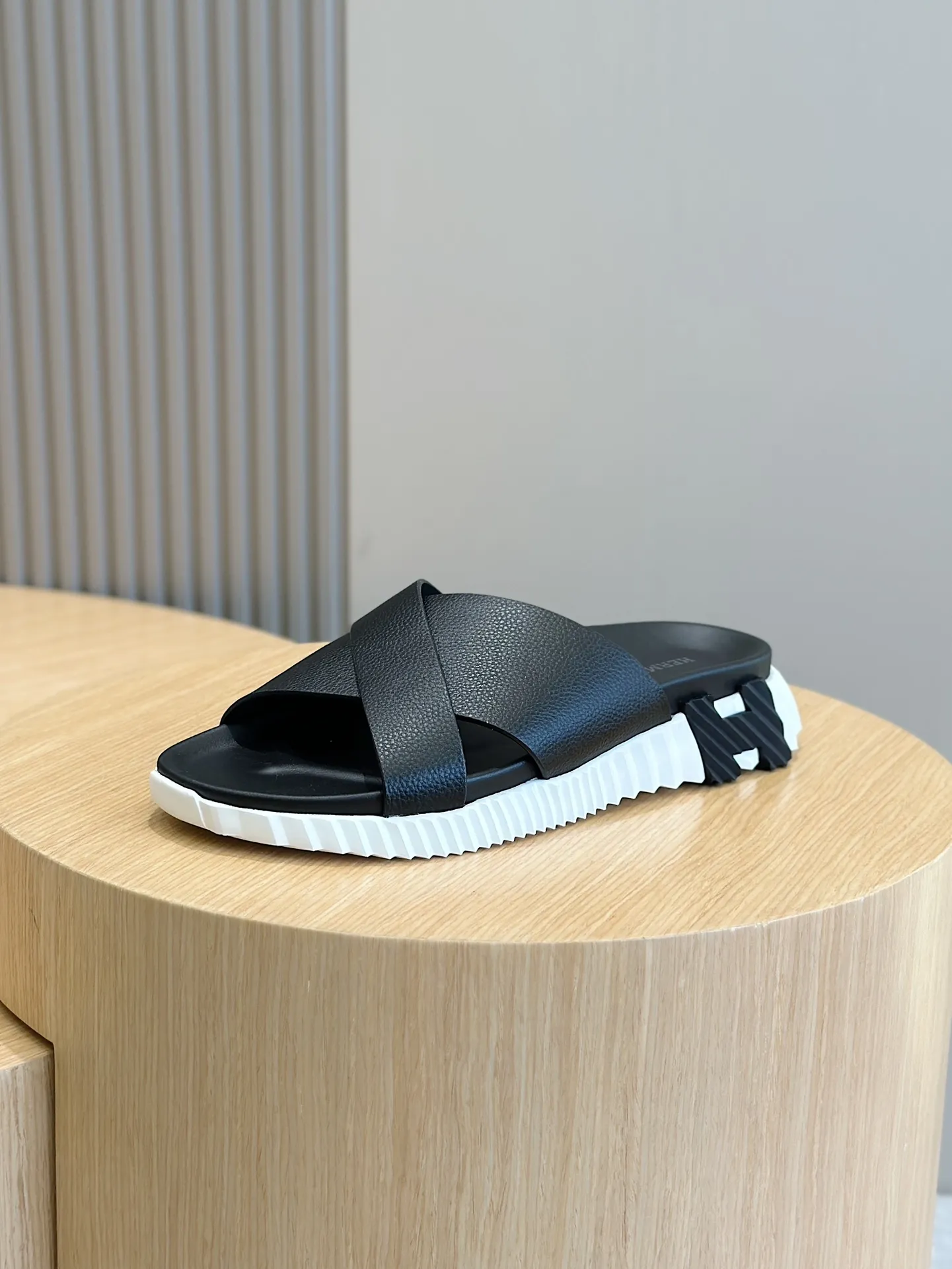 [HERMÈS] Top men's shoes 💰: 340💰 Size: 39-44 (38.45 46 custom-made) Herme*H Home Hermès Men's Sandals and Slippers - Original Replica Purchase the original version and make it one to one, the outsole is privately modeled, and the outsole color corresponding to each color is the same as the original version. Come to those who know the stuff 💪 The ultra-light soles are designed in contrasting colors, and they feel so comfortable on your feet! Calfskin, cowhide feet, private mold outsole.